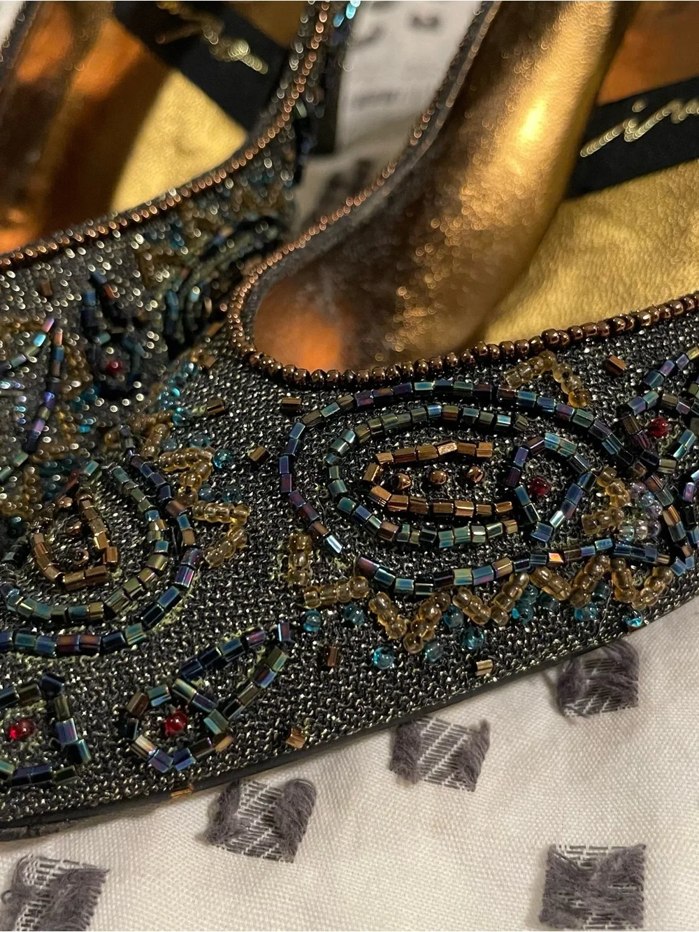 VINTAGE 80s Impo Beaded Iridescent Paisley Pointed Toe Evening Pumps Heels 7